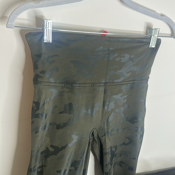 Spanx Matte Green Faux Leather Camo Leggings Power Waistband size M - Picture 6 of 8